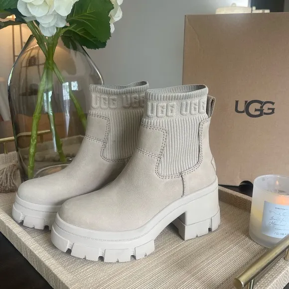 UGG Women's Brooklyn Chelsea Style Pull On Chunky Sole Boots