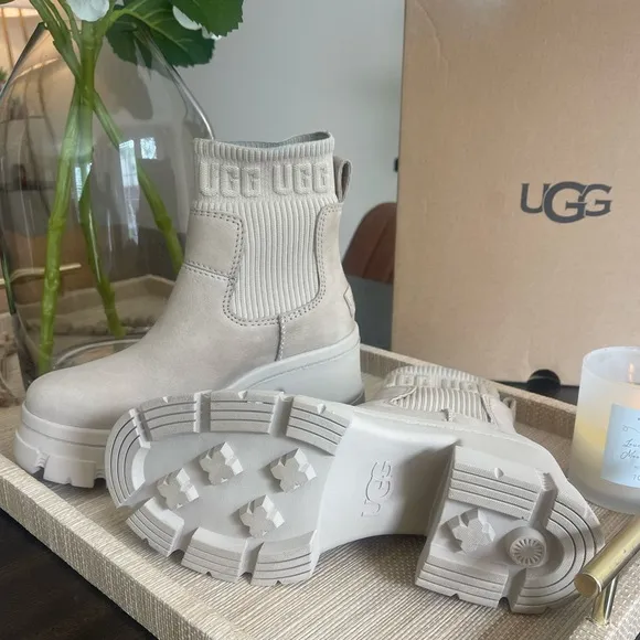 UGG Women's Brooklyn Chelsea Style Pull On Chunky Sole Boots