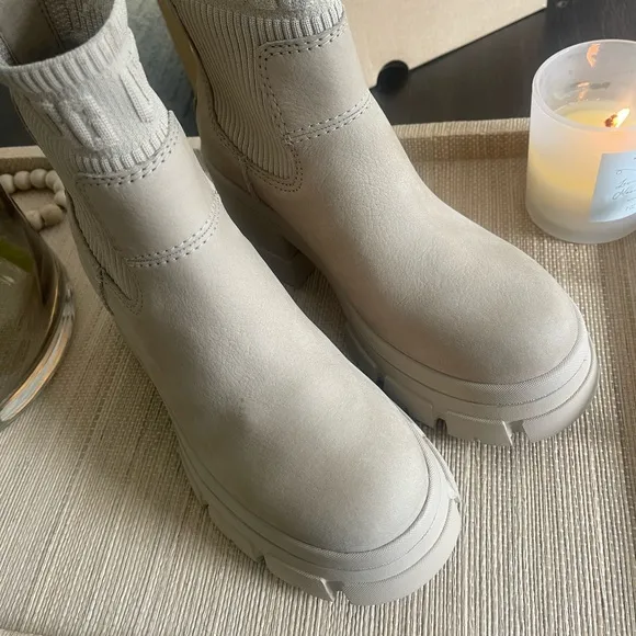 UGG Women's Brooklyn Chelsea Style Pull On Chunky Sole Boots