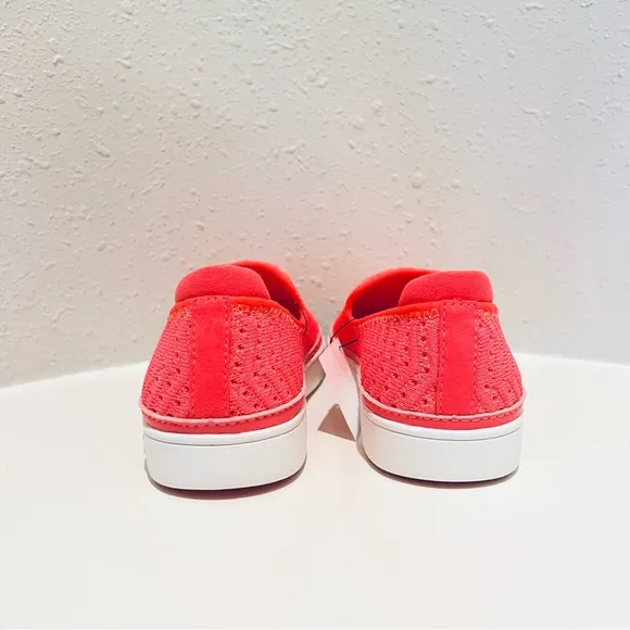 UGG Women’s /Kids Caplan Slip On Knit Strawberry Sneakers Size K 4 W 6 NWT