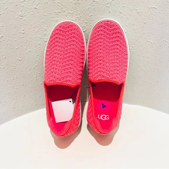 UGG Women’s /Kids Caplan Slip On Knit Strawberry Sneakers Size K 4 W 6 NWT