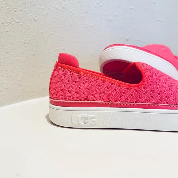 UGG Women’s /Kids Caplan Slip On Knit Strawberry Sneakers Size K 4 W 6 NWT