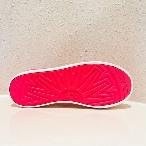 UGG Women’s /Kids Caplan Slip On Knit Strawberry Sneakers Size K 4 W 6 NWT