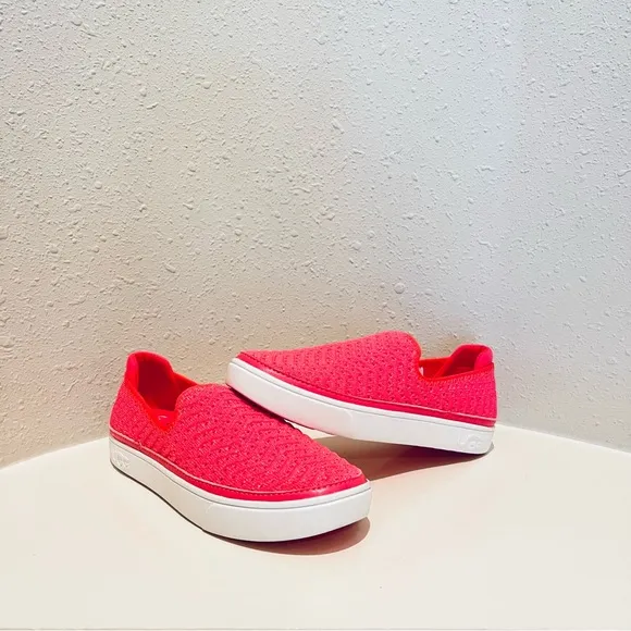 UGG Women’s /Kids Caplan Slip On Knit Strawberry Sneakers Size K 4 W 6 NWT