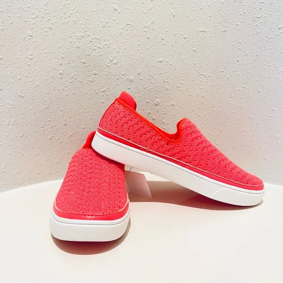 UGG Women’s /Kids Caplan Slip On Knit Strawberry Sneakers Size K 4 W 6 NWT