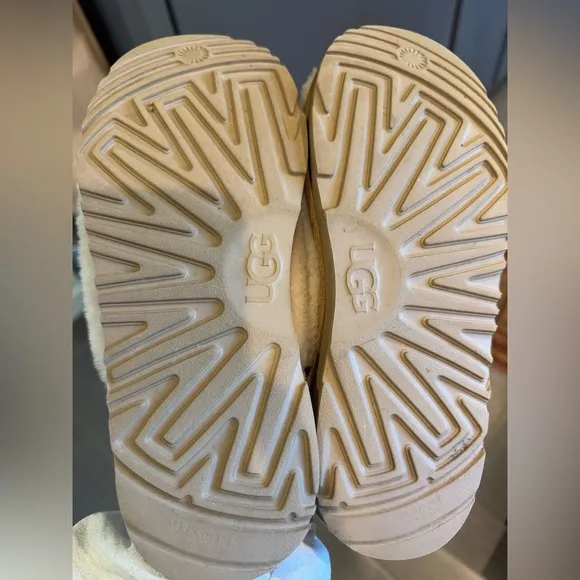 UGG Youth Fluff Yeah Clog Size 6