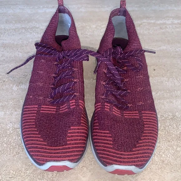 UNDER ARMOUR CHARGED sneakers, lightweight, Roomy footbed, fuchsia. 8 EUC