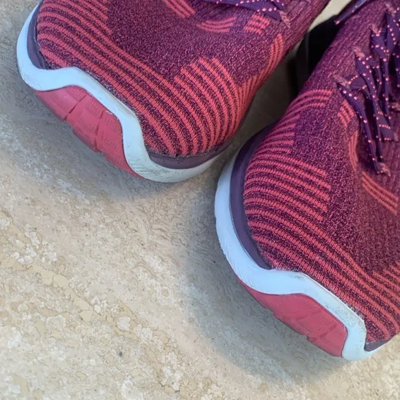 UNDER ARMOUR CHARGED sneakers, lightweight, Roomy footbed, fuchsia. 8 EUC