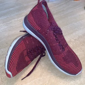 UNDER ARMOUR CHARGED sneakers, lightweight, Roomy footbed, fuchsia. 8 EUC