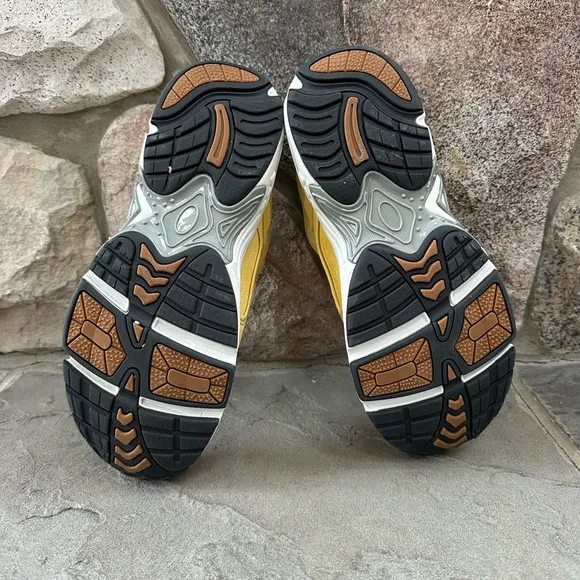 Vionic 23 Walk Comfort Lace Up Walking Sneakers Women's US Size 8 Yellow