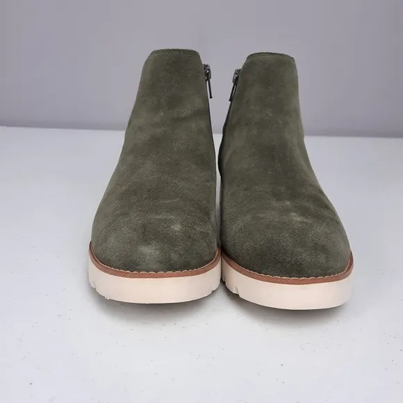 Vionic Brionie Olive Green Suede Leather Lugged Sole Ankle Boots size 8