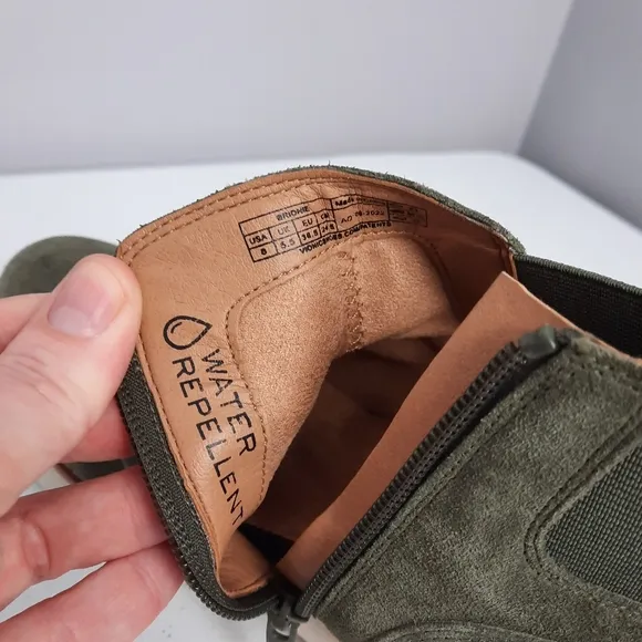Vionic Brionie Olive Green Suede Leather Lugged Sole Ankle Boots size 8