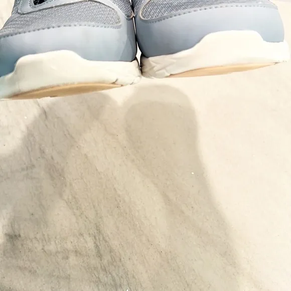 VIONIC Women Marena Sky Walking Sneaker Blue size 9 Bungee