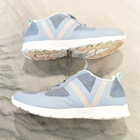 VIONIC Women Marena Sky Walking Sneaker Blue size 9 Bungee