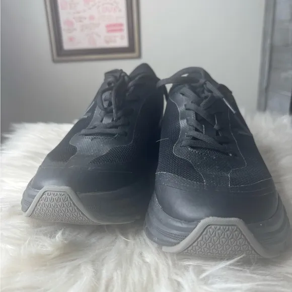 Vionic womens Walk Max Black walking athletic Sneakers size 8 all black
