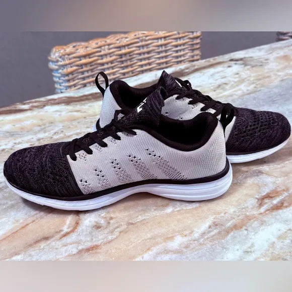 Women’s APL Techloom Pro Stretch knit sneakers- Size 8