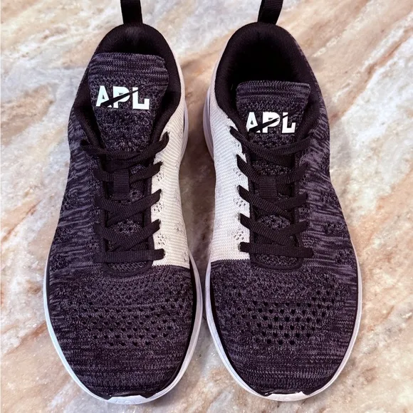 Women’s APL Techloom Pro Stretch knit sneakers- Size 8