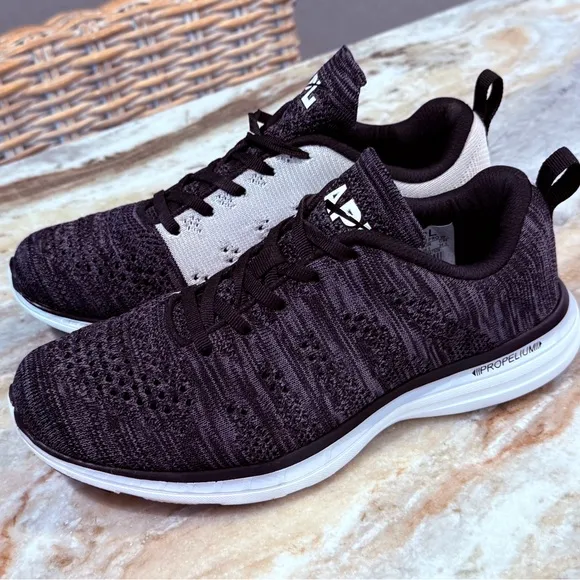Women’s APL Techloom Pro Stretch knit sneakers- Size 8
