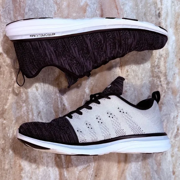 Women’s APL Techloom Pro Stretch knit sneakers- Size 8