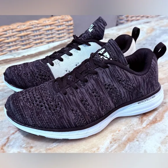 Women’s APL Techloom Pro Stretch knit sneakers- Size 8