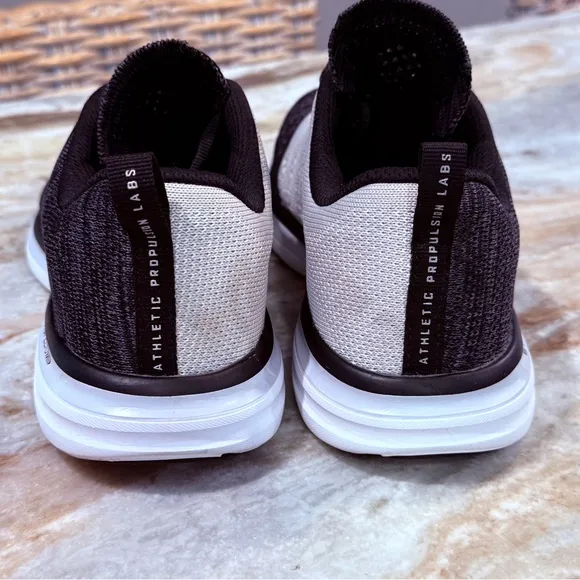 Women’s APL Techloom Pro Stretch knit sneakers- Size 8