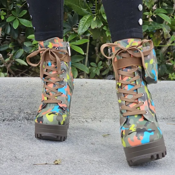 Women's Camo Print Block Heel Lace Up Botties