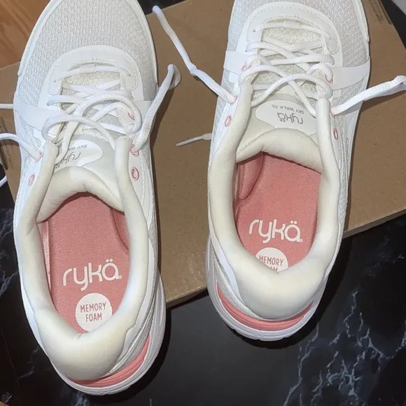 Women’s Sneakers Size 7.5 White Ryka Sky Walk Fit Walking Shoes Memory Foam NEW