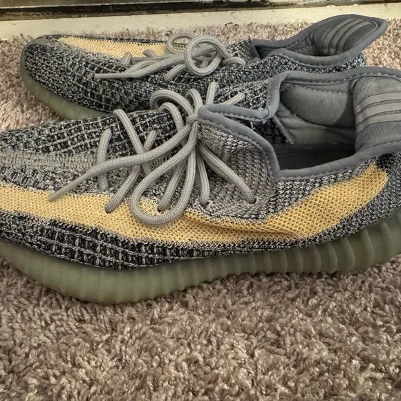 Yeezy Boost 350 V2 Sneakers - Gray and Cream