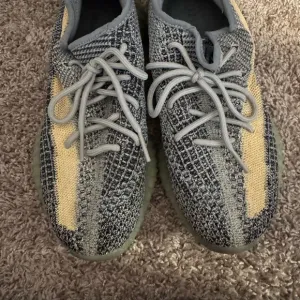 Yeezy Boost 350 V2 Sneakers - Gray and Cream