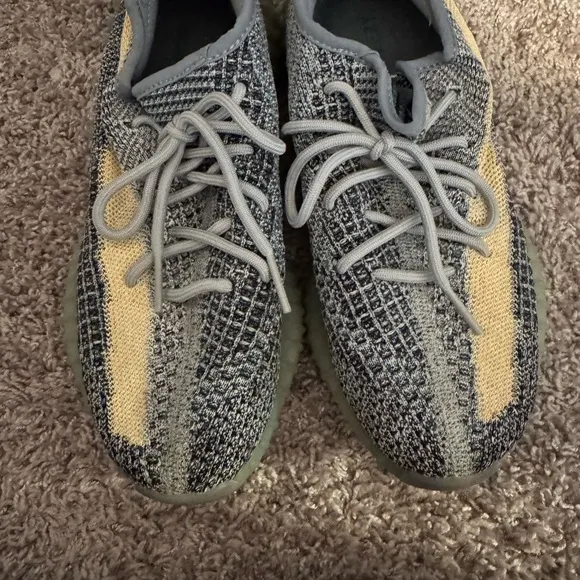 Yeezy Boost 350 V2 Sneakers - Gray and Cream